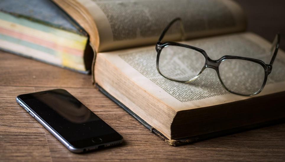 Im Verlauf des Telefonats brachte der Betrüger den Mann dazu, Bargeld und Wertgegenstände in Höhe eines fünfstelligen Betrags in einer Tasche vor der Haustür zu deponieren. Bild: Pixabay