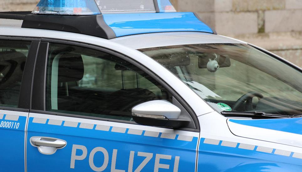 Der Unbekannte nahm die Kurve zu eng und streifte das Fahrzeug der 65-jährigen im Bereich des vorderen linken Kotflügels. Bild: Pixabay