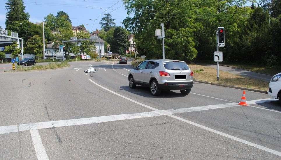 Der Rollerfahrer wurde verletzt. Bild: SHPol