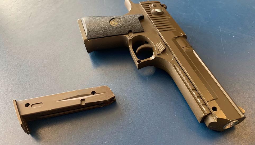 Mit dieser Softair-Waffe hantierten die Jugendlichen. Bild: SHPol