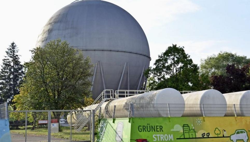 Die Stadtwerke Konstanz – im Bild die Gaskugel und alte Behälter auf dem Betriebsgelände – sind ein wichtiger Gaslieferant, auch für Kunden in der Schweiz. Diese müssen sich aber ab Oktober auf eine kräftige Preiserhöhung einstellen. Bild: tma
