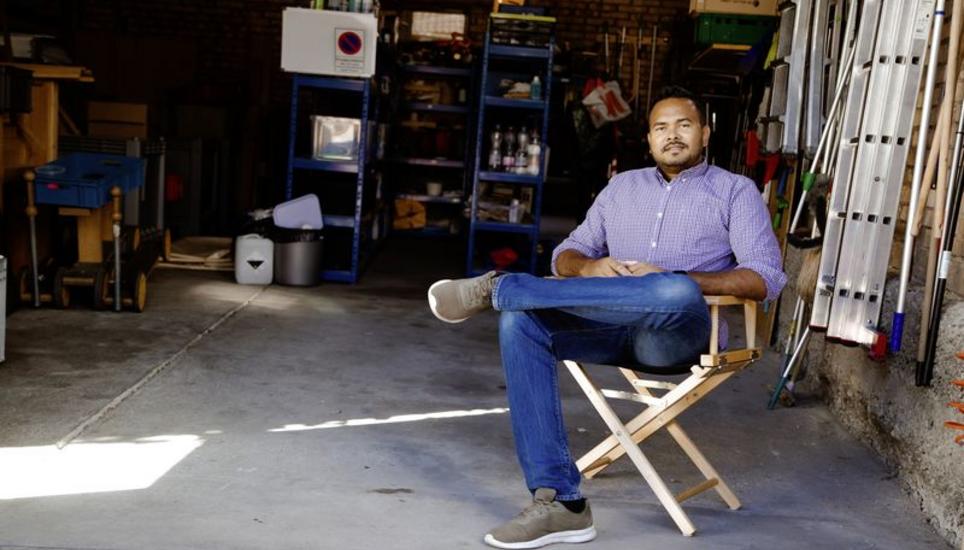 Hassan Dhali in der Garage seines Unternehmens: Hier begann der Aufbau seines Unternehmens, es ist sein Danke für das Glück, das er erfahren durfte. Bild: Roberta Fele