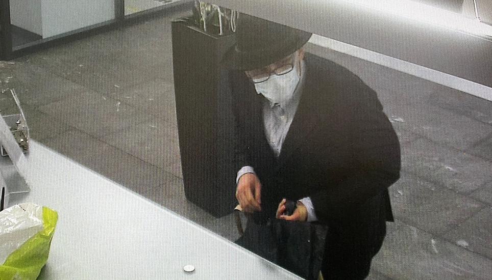 Der Täter forderte am Bankschalter Bargeld. Bild: KapoTG