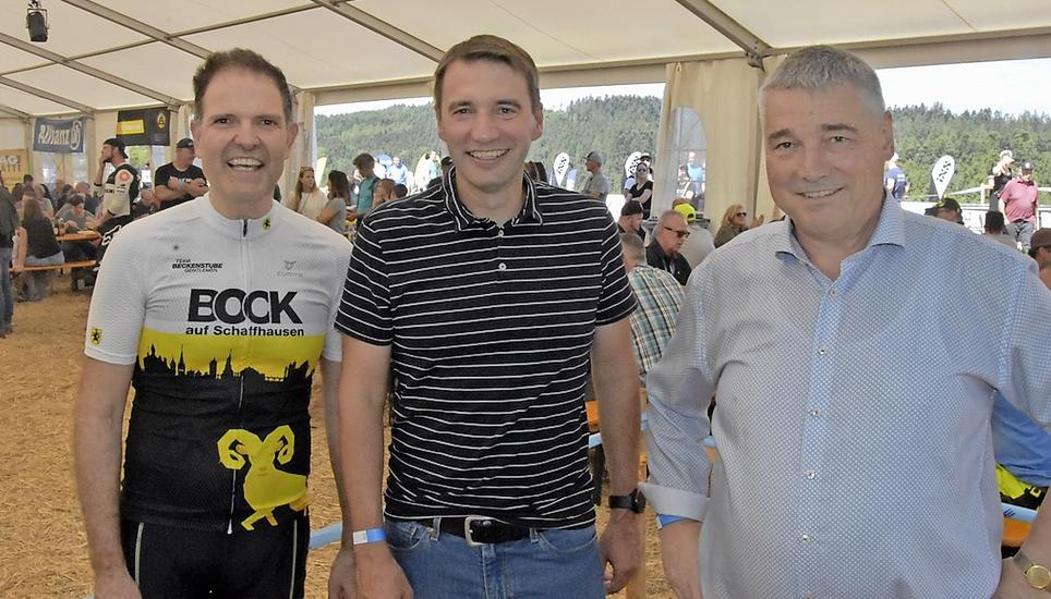 Interessierte Regierungsräte: (v.l.) Dino Tamagni, Patrick Strasser und Walter Vogelsanger im Festzelt.