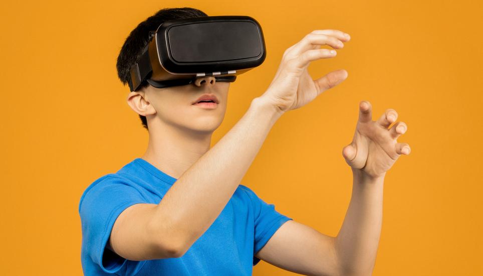 Moderne Technologie macht es möglich: das Eintauchen in virtuelle Welten. Bild: Pexels