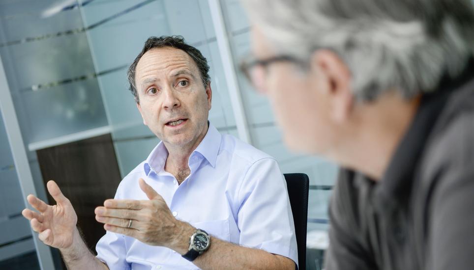 Der Neuhauser Gemeindepräsident Felix Tenger (FDP) wirbt für die Ermöglichung eines Heimneubaus. Markus Anderegg (parteilos), Präsident der Burgunpark-Initiative, will die Burgunwiese frei halten. Bild: Melanie Duchene