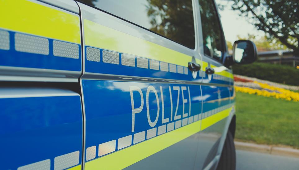 Als ein 11-Jähriger vor einem Bus auf die Strasse rannte, wurde er von einem Auto erfasst. Er erlitt dabei mehrere Prellungen und musste in ein Klinikum gebracht werden. Symbolbild: Pixabay