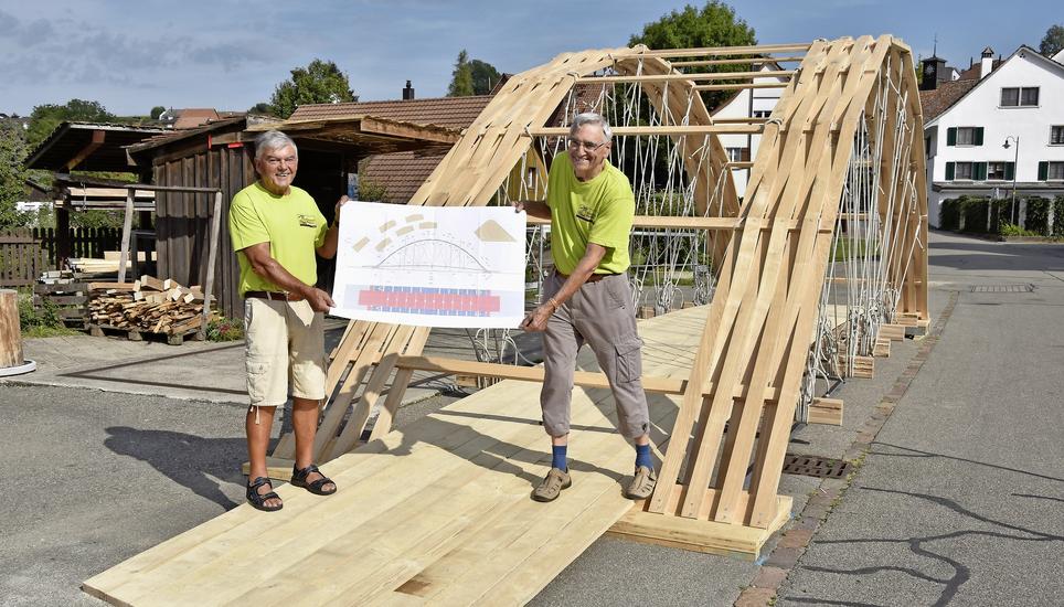 Robert Kern und Otto Weilenmann freuen sich über das gelungene Projekt des Vereins Gattersagi. Bild: Sandy Hedinger