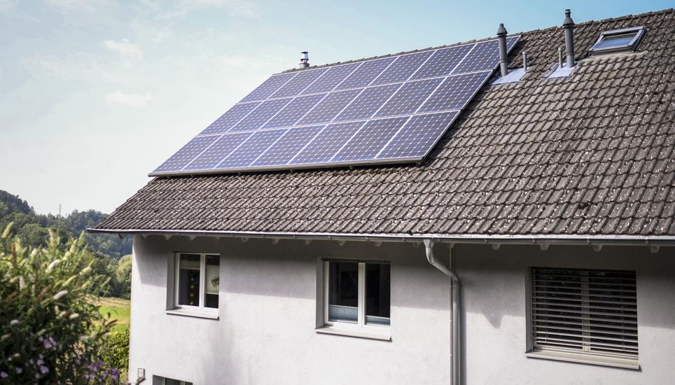 In Marthalen wurde 2021 mit 22 Photovoltaik-Anlagen 402'000 kWh Strom produziert. Bild: Melanie Duchene