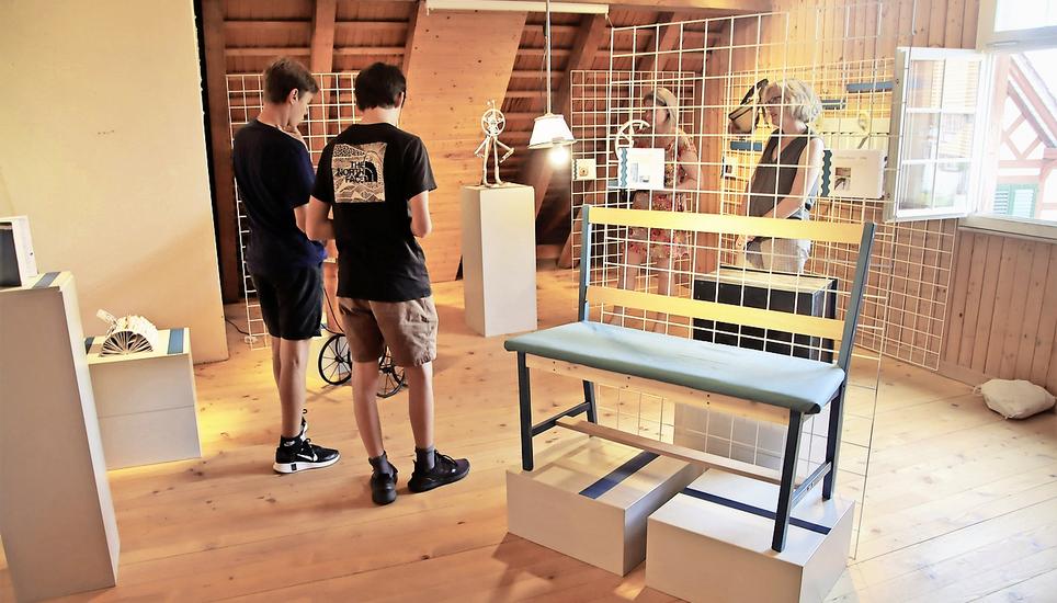 Gesamthaft können im Museum Stammertal 18 verschiedene Upcycling-Kunstobjekte der Sekundarschülerinnen und -schüler bewundert werden. Bild: Roland Müller