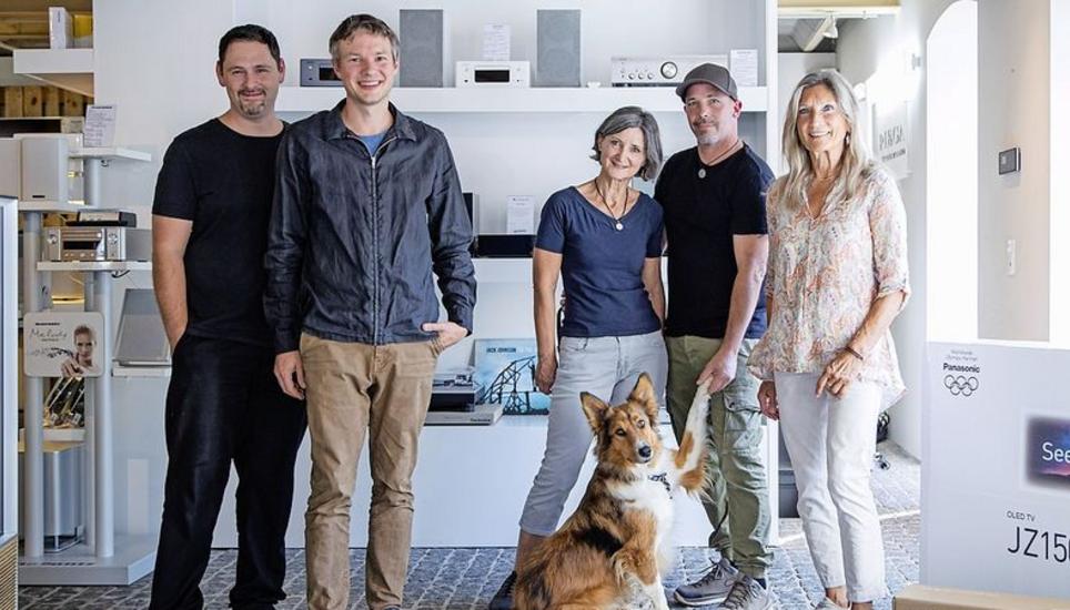 Manuel Grünenwald, Roman Leuenberger, Marlies Messora zusammen mit Oliver und Diana, und Anita Wunderle. Bild: Roberta Fele