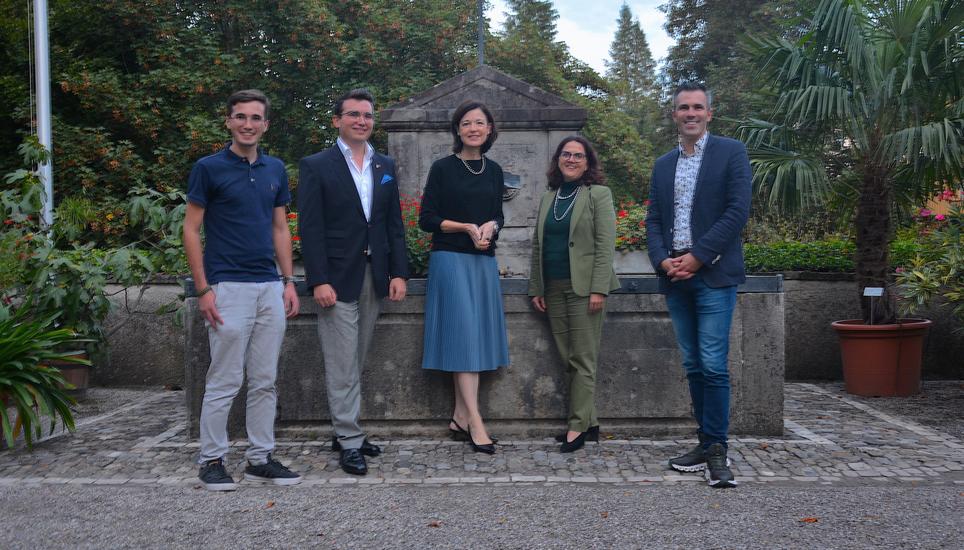 Die Zürcher FDP-Ständeratskandidatin Regine Sauter (Mitte) mit dem ersten Vorstand der neuen FDP-Ortspartei für Andelfingen und Kleinandelfingen (v. l.): Gianluca Coccitti, Manuel Conrad, Linda Mathis-Hegg, Sébastien Pahud. Bild: Alexander Joho