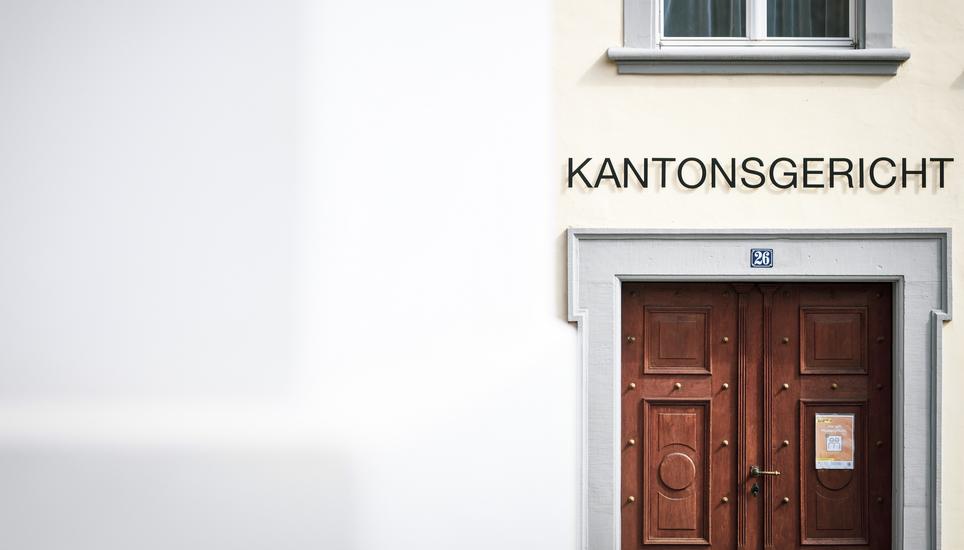 Ein somalischer Mann wurde unter anderem wegen einer Messerattacke am Schaffhauser Bahnhof vom Schaffhauser Kantonsgericht zu 34 Monaten Freiheitsstrafe und 5 Jahren Landesverweis verurteilt. Bild: Melanie Duchene
