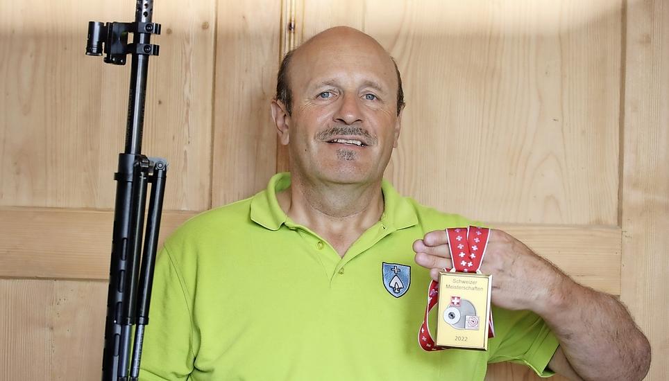 Peter Steiger präsentiert sein Sturmgewehr 57 und die Goldmedaille. Bild: Markus Stanger