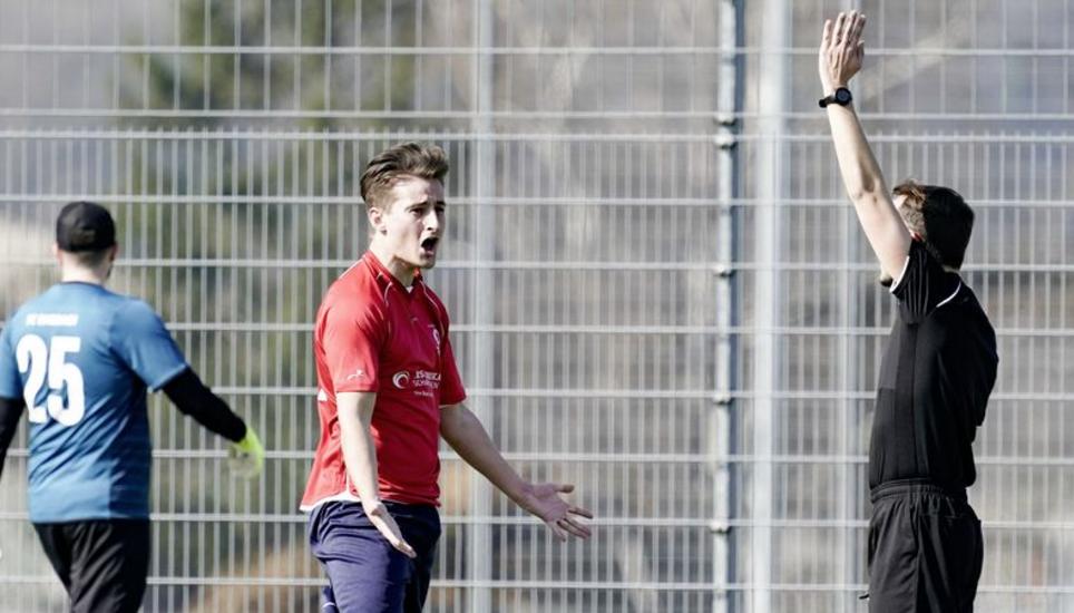 Eine Szene aus der vergangenen Saison zwischen dem FC Beringen (rot) und dem FC Embrach. Die Partie der 3. Liga fand an einem Samstag statt – mit einem Referee (in schwarz). Aktuell werden Spiele in dieser Liga unter der Woche gespielt. Bild: ALB