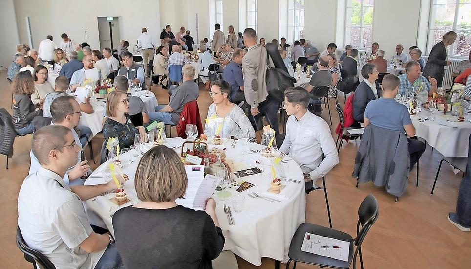 Auf der Klosterinsel in Rheinau feierten die rund 100 Mitglieder und Gäste das 75-jährige Bestehen des Gewerbevereins Marthalen und Umgebung. Bild: Roland Müller