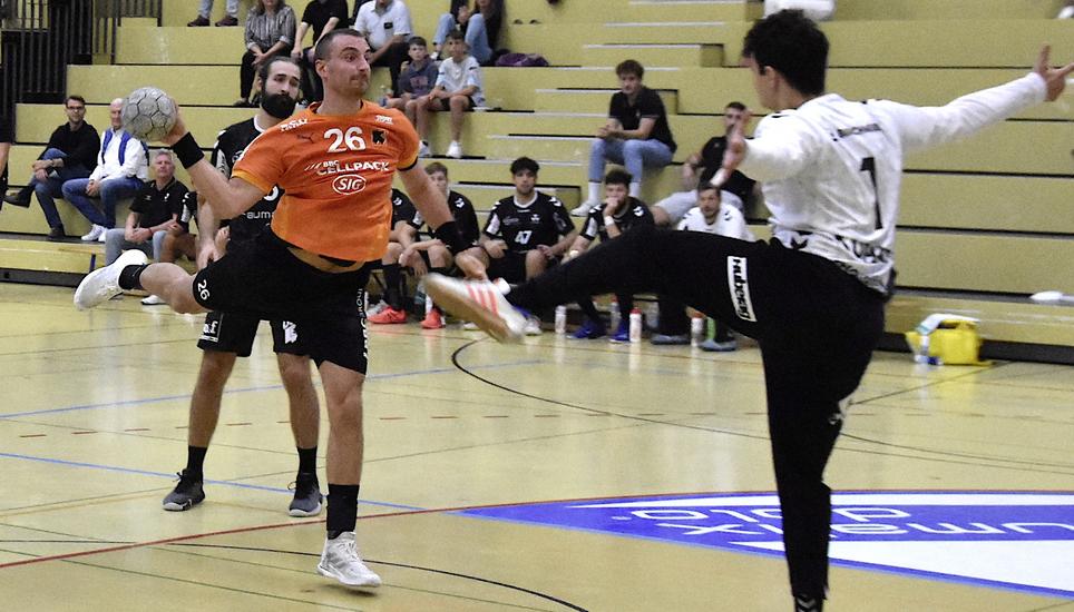 Durchsetzungsstark: Lukas Herburger (in Orange) erzielt einen wichtigen Treffer für die Kadetten. Bild: Pascal Oesch