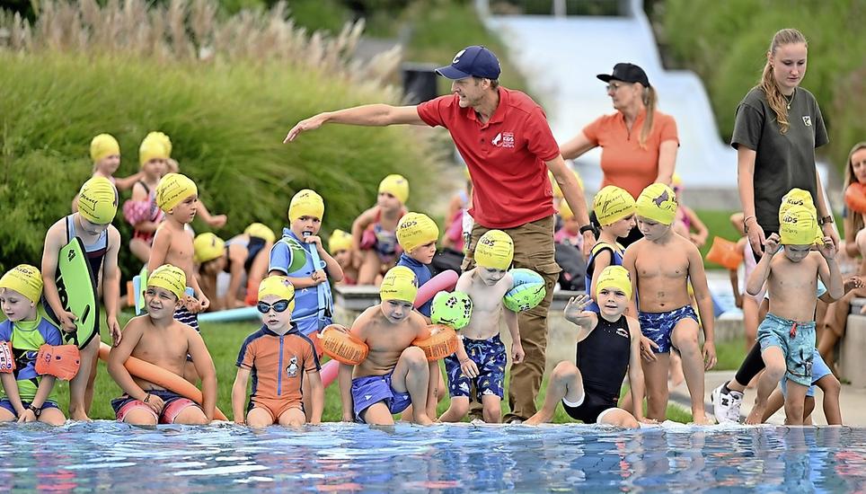 Reto Hug, Ehemann von Nicola Spirig, organisiert den Schwimmstart.