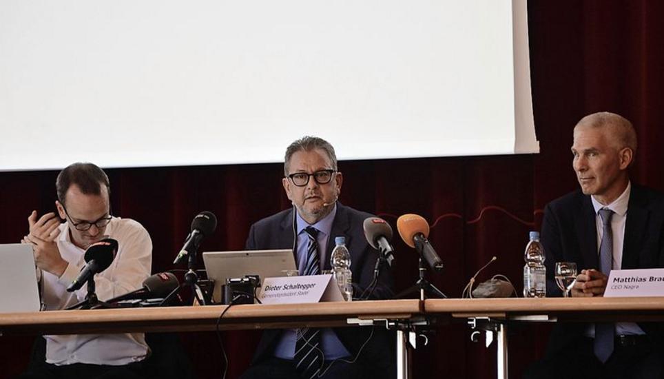 Im Zentrum des Interesses: Dieter Schaltegger, Gemeindepräsident von Stadel; hier zwischen Baudirektor Martin Neukom (l.) und Nagra-CEO Matthias Braun. BILD AJO