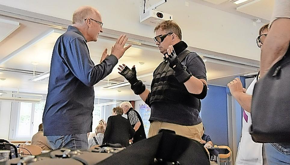 Test im «Altersanzug»: Der Spitexverein Rafz feiert 25 Jahre. Bild: Alexander Joho