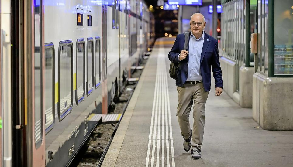 Bahnhof Schaffhausen, Montagmorgen nach 6 Uhr: Jürg Grau auf dem Weg zur Medienkonferenz in Bern. Bild: Michael Kessler