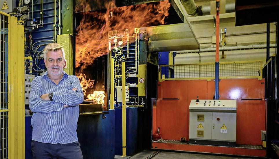 René Senn vor einem seiner Kammeröfen. Ohne dauerhafte Stromzufuhr nimmt die Anlage Schaden. Bild: Michael Kessler