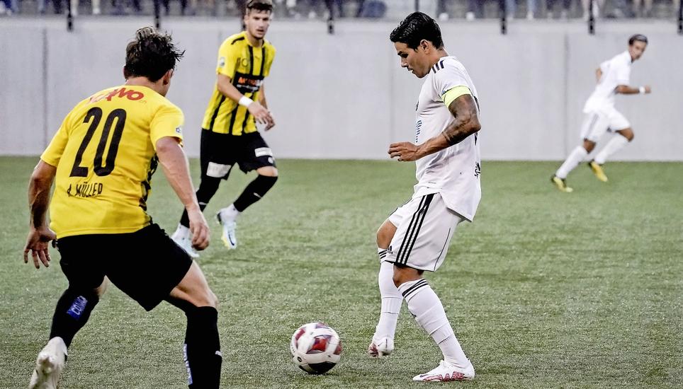 Der Captain geht voran: Ex-Profi Luca Tranquilli (in Weiss) führt sein Team zu einem 1:1-Remis im Jubiläumsspiel gegen den FC Schaffhausen. Bilder: Roger Albrecht