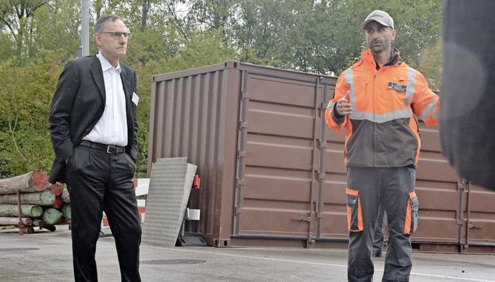 Sicherheitsdirektor Mario Fehr (l.) liess sich am Ausbildungszentrum Andelfingen über die Dienste des Zivilschutzes orientieren. BILD ALEXANDER JOHO