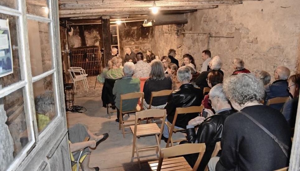 In der «Budigg» in Neunkirch durfte das Publikum eine Reise in die Kindheit der Uehlingers unternehmen. Bild: Sandy Hedinger