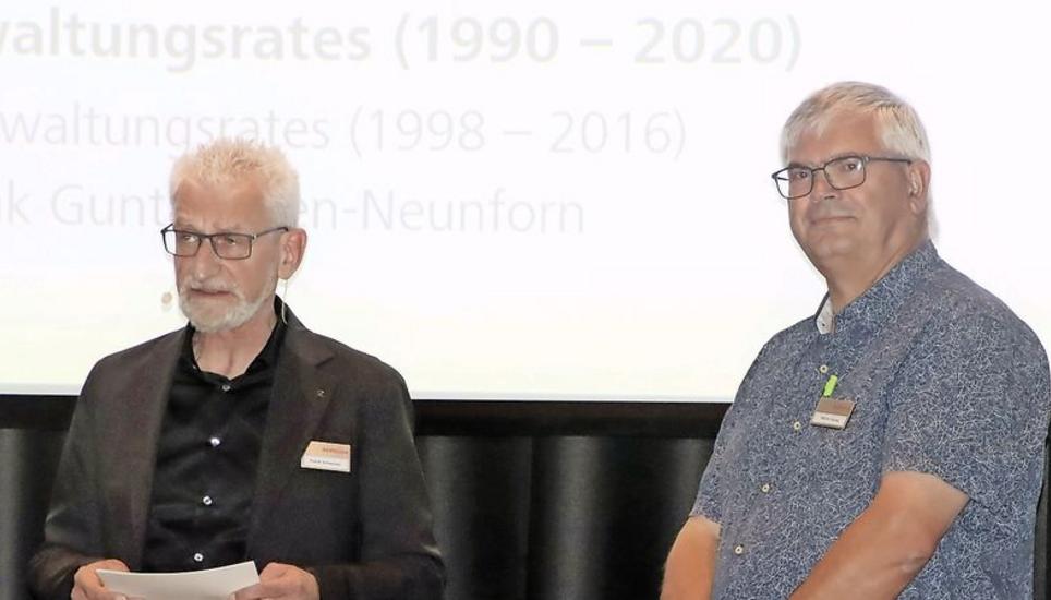 Patrik Schweizer (l.) verabschiedete Martin Farner, welcher der Raiffeisenbank 30 Jahre als Verwaltungsrat, davon 18 Jahre als Präsident, gedient hat. Bild: RoMü