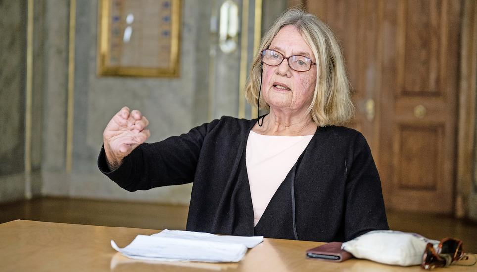 Mary Spreng sagt im Zunftsaal zun Kaufleuten, warum auch Schweizer Märchen wie die Queen mögen. Bild: Selwyn Hoffmann