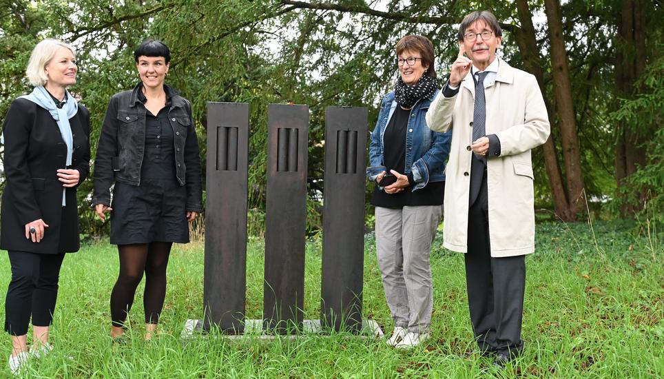 Beim Pavillon im Skulpturenpark steht nun neben dem «Doppelpendel» von Vincenzo Baviera das Werk 301 von Josef Maria Odermatt, sehr zur Freude von Katharina Epprecht, Thaïs Odermatt, Pia Bürgi und Raphaël Rohner (v. l.). Bild: Selwyn Hoffmann