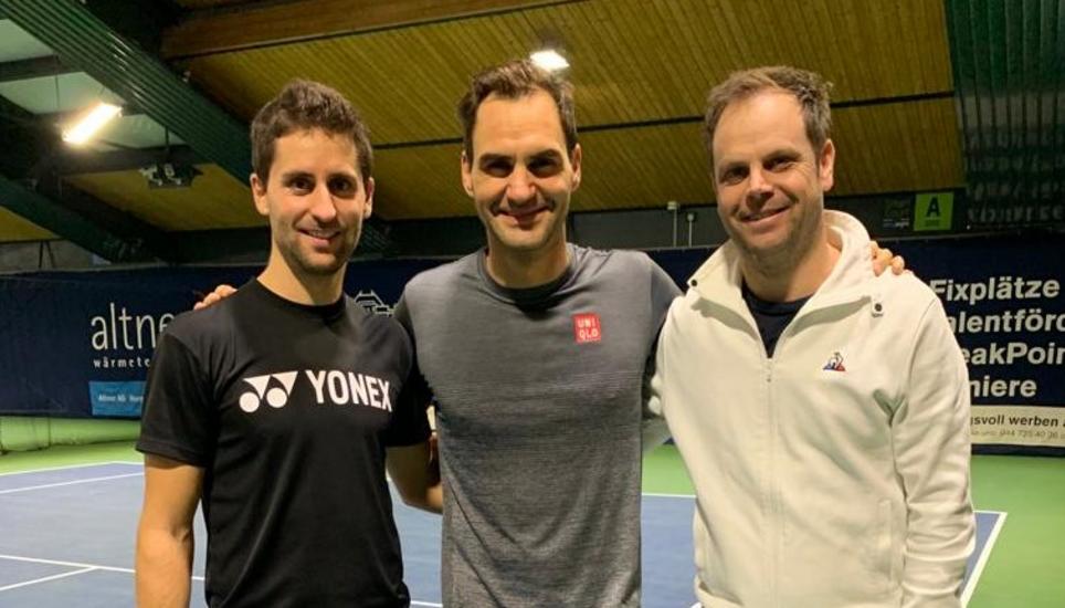 Als Sparringpartner traten Sandro Ehrat und Roger Federer mehrmals gegeneinander an. (v.l.n.r.) Sandro Ehrat, Roger Federer, Severin Lüthi. Bild: zVg