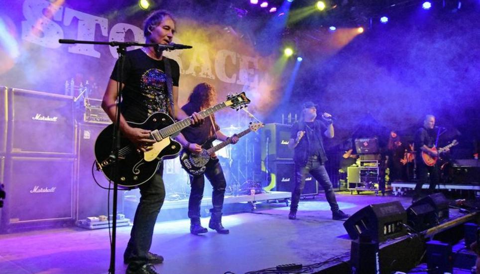 Die Band Storace rockte den Hof am Laag mit Krokus-Klassikern und spielte dabei auch eigene Lieder. Bild: Mirza Hodel