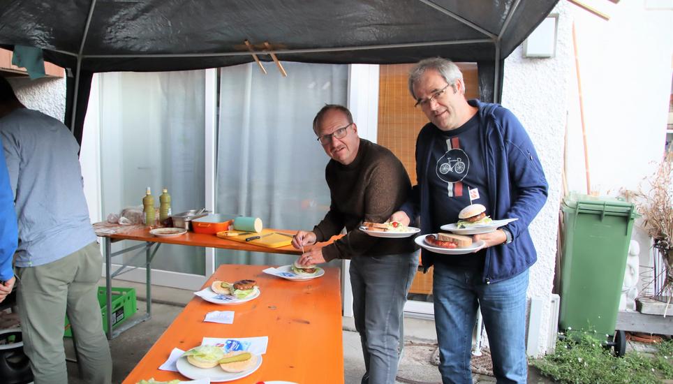 Das Serviceteam und die Küchenmannschaft hatte alle Hände voll zu tun, wobei sich der erstmals angebotene Wildhamburger als Renner erwies.