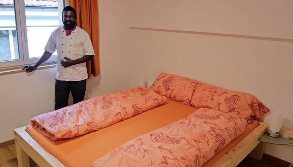 Kumar Tharmalingam in einem seiner sechs Hotelzimmer, die er seit diesem Monat anbietet. Bild: Thomas Brack