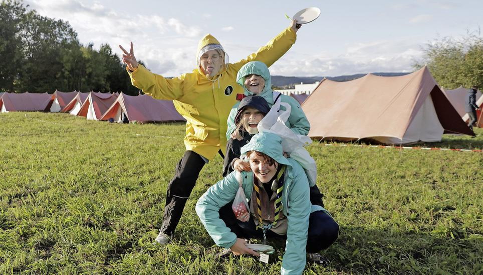 Ein bisschen Regen macht ihnen nichts aus. Vanessa Illmer (Riada), Lea Schärer, Kiana Walther (Hunaja) und Sofie Walder (Zora) (v.l.). Bilder: Jonas Schlagenhauf