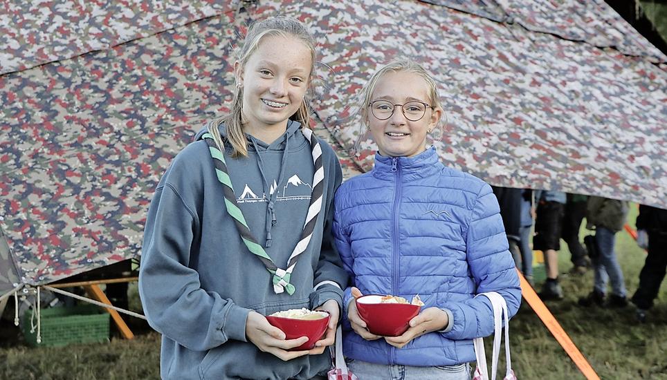 Julie Flückiger (Azura) (l.) und ihre Schwester Amélie (Kyaro) freuen sich auf ihre Abendessen.