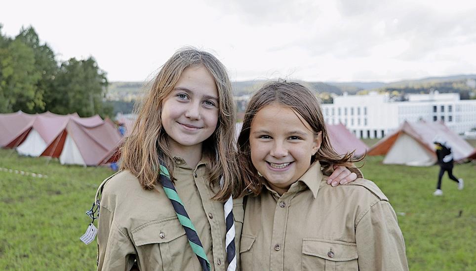 Annina Sarno (Shaira) (l.) und Leyla Cosan (Chamuya) freuen sich aufs Abendprogramm.