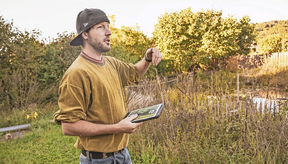 Raphael Mettler erklärt, wie in seinem Naturgarten Tiere und Pflanzen zusammenleben. Bild: Melanie Duchene