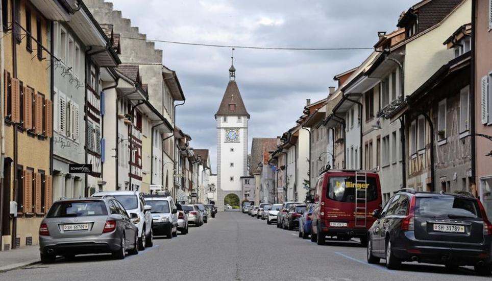 Das Bild im Städtli Neunkirch wird heute geprägt von Verkehrsflächen und insbesondere von parkierten Autos. Bild: Sandy Hedinger