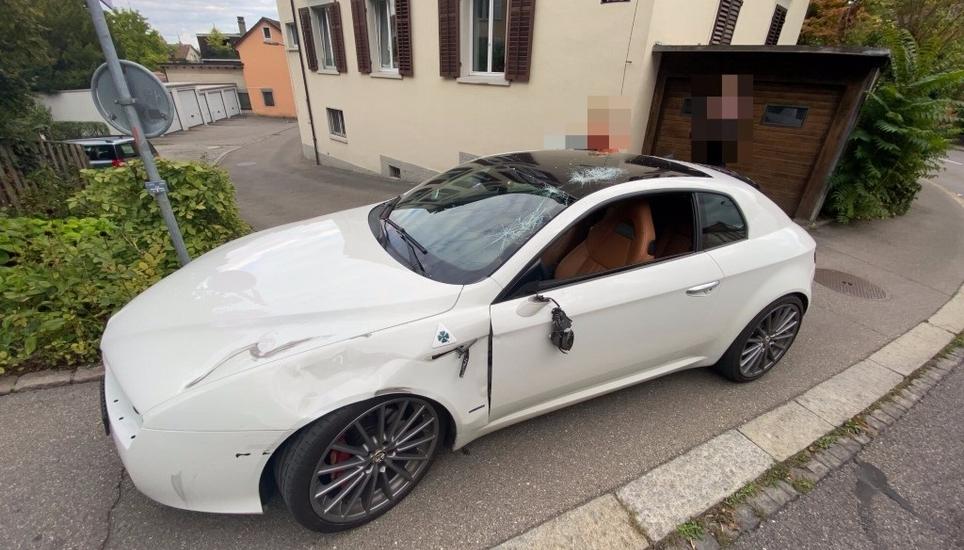 Das Unfallauto musste von einer privaten Bergungsfirma abtransportiert werden. Bild: zVg/SHPol