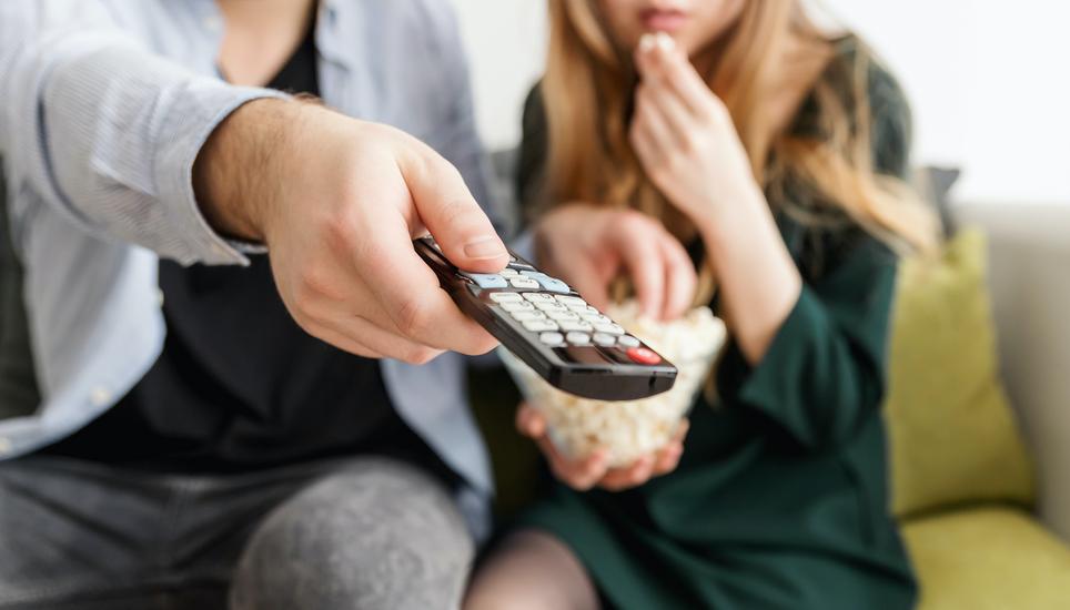 Damit Kunden weiterhin werbefrei verpasste Sendungen schauen können, bieten Telekommunikationsfirmen Zusatzoptionen an. Bild: Pexels