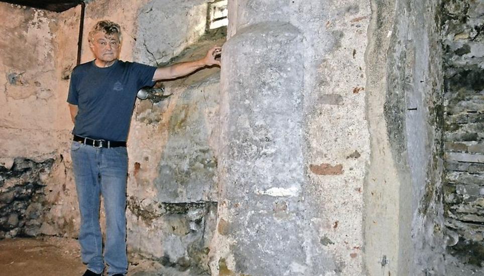 Stadtrat Ueli Böhni mit der erhaltenen Säule der «Agathenkapelle».