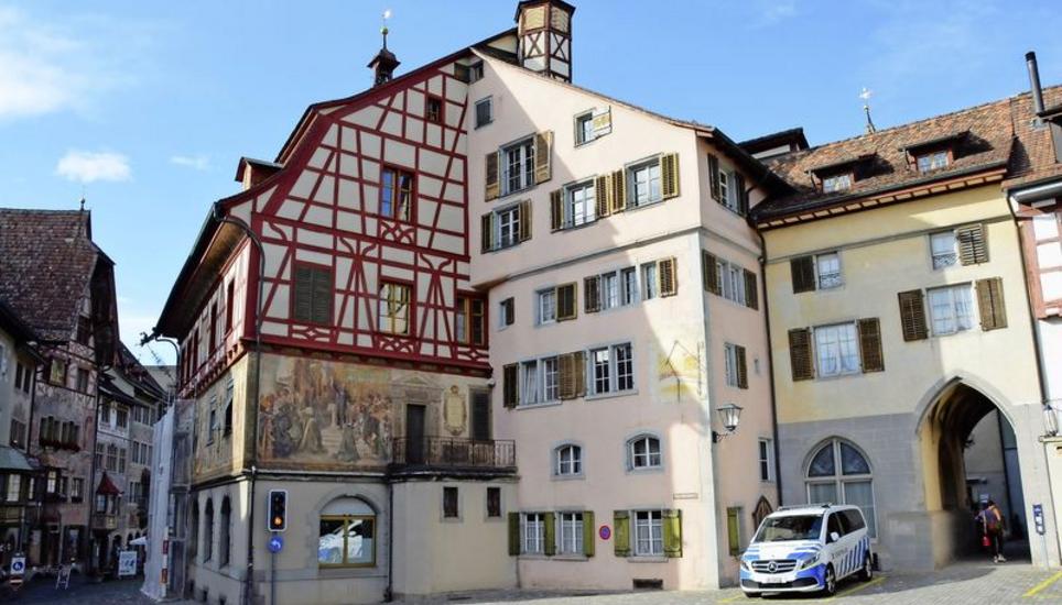 Die Rückseite des Steiner Rathauses mit dem Haus Steinbock und seinem im Innenbereich historisch unbedeutsamen Anbau, der für die Erschliessung genutzt werden könnte. Bilder: Thomas Martens