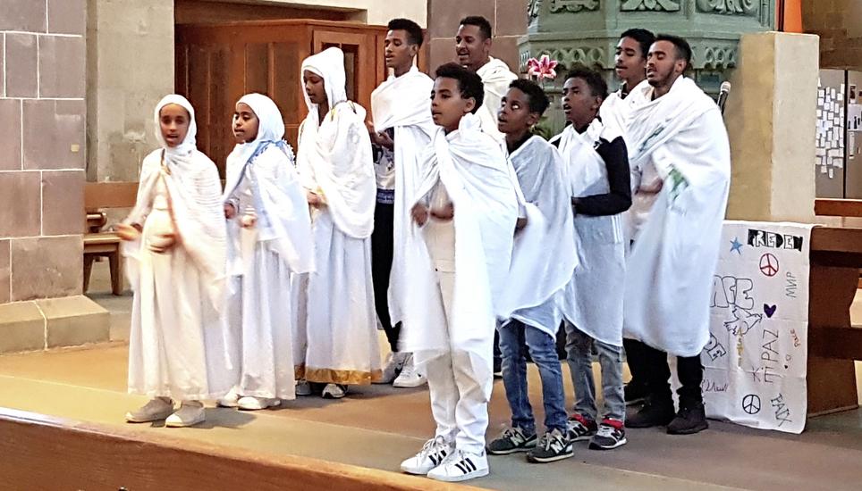 Der Kinderchor der eritreisch-orthodoxen Gemeinde vermittelt singend und tanzend Lebensfreude und Friedenshoffnung. Bild: Andreas Schiendorfer