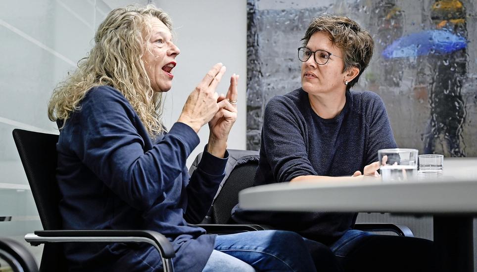 Doris Hermann (l.) und Christa Notter führten das Gespräch in der Deutschschweizerischen Gebärdensprache DSGS. Bild: Melanie Duchene
