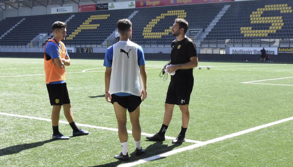 Der Alltag: Selcuk Sasivari (r.) im Gespräch mit Agustin Gonzalez (Mitte) und Luka Stevic während eines Trainings beim FC Schaffhausen. Bild: Tobias Erlemann