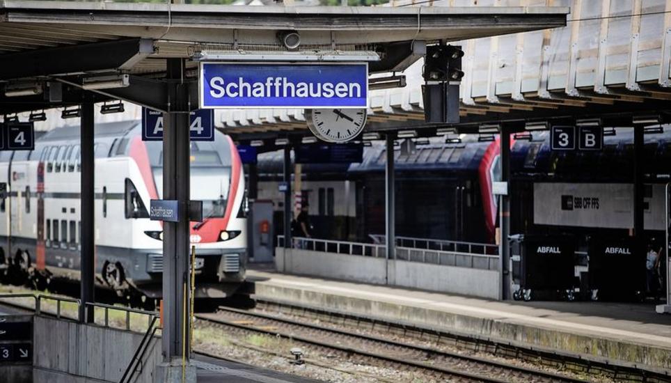Der Bahnhof Schaffhausen soll seine Funktion als Drehscheibe behalten und weiter Anschlüsse an den ÖV sicherstellen. Bild: Roberta Fele