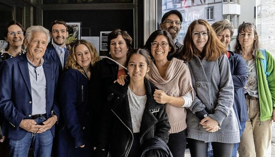 Das Team der «Tanne» mit Willi Waser vor dem Kino. Bild: Shania Eberhard